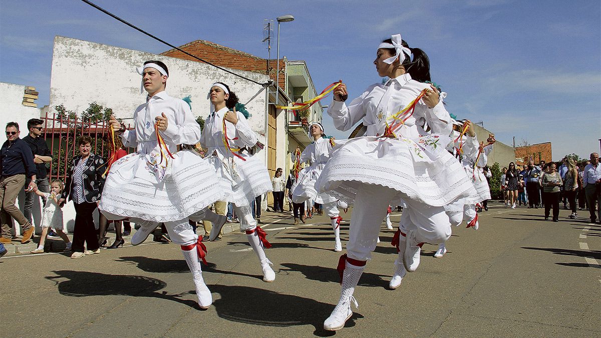 Danzas a la Virgen de las Angustias este pasado domingo en Pobladura de Pelayo García . | T. GIGANTO