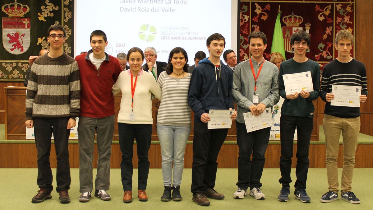 Algunos de los ganadores de la X Olimpiada Nacional de Biología durante la entrega de premios en León.