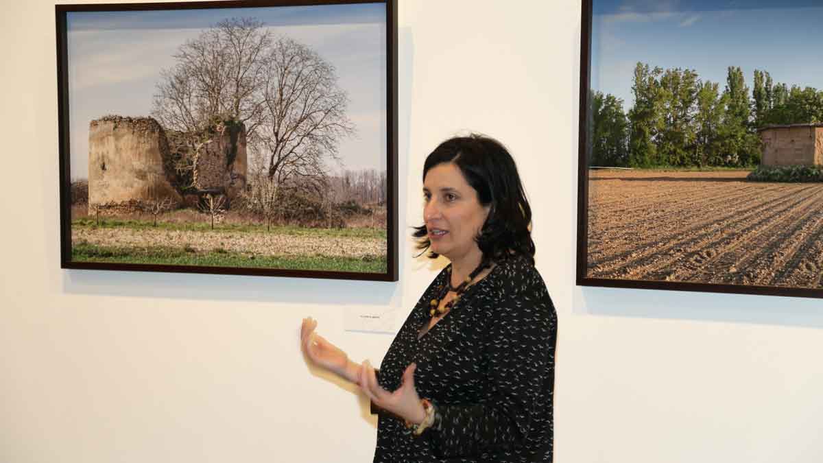 Basarte ante dos de las fotos de la muestra. | TOÑO CEBALLOS