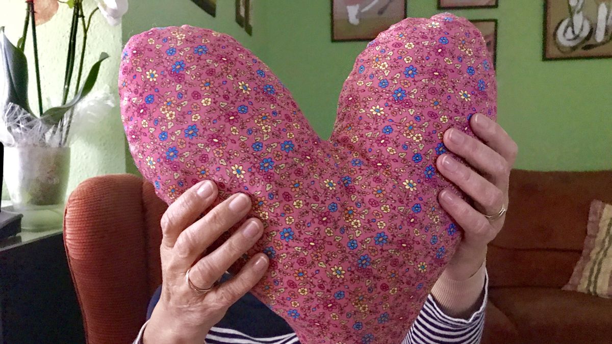 Por su peculiar forma, la 'almohada del corazón' se adapta perfectamente debajo del brazo. | S.M.