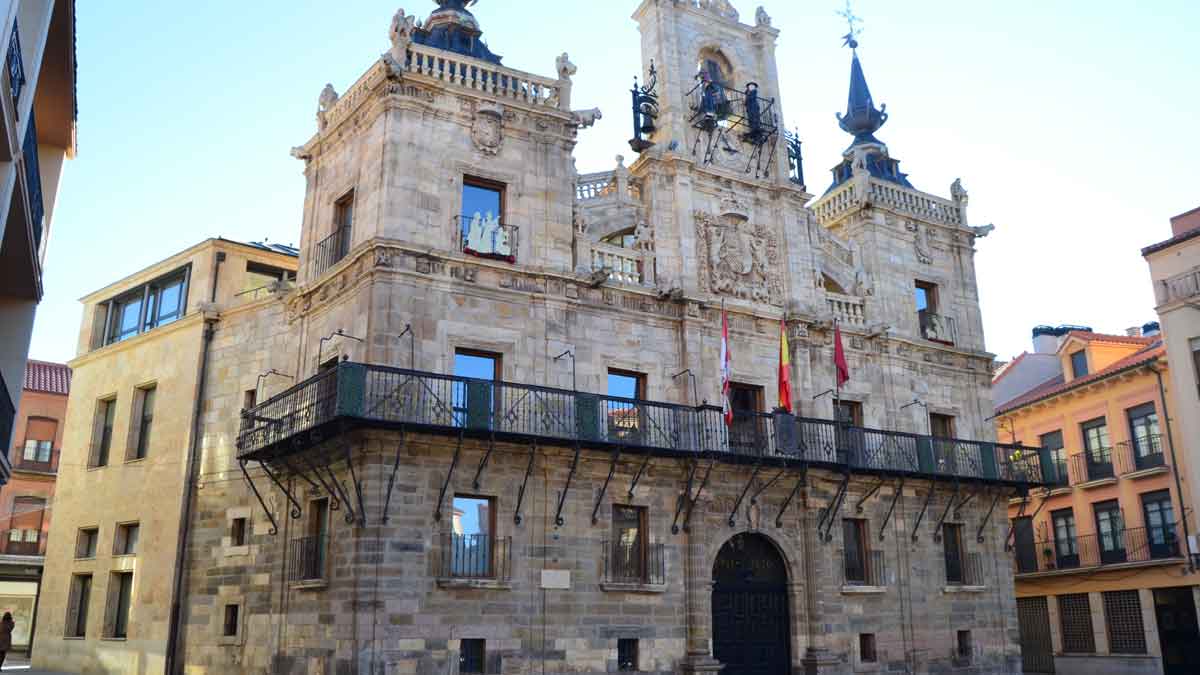 Imagen del exterior del Ayuntamiento de Astorga. | P. FERRERO
