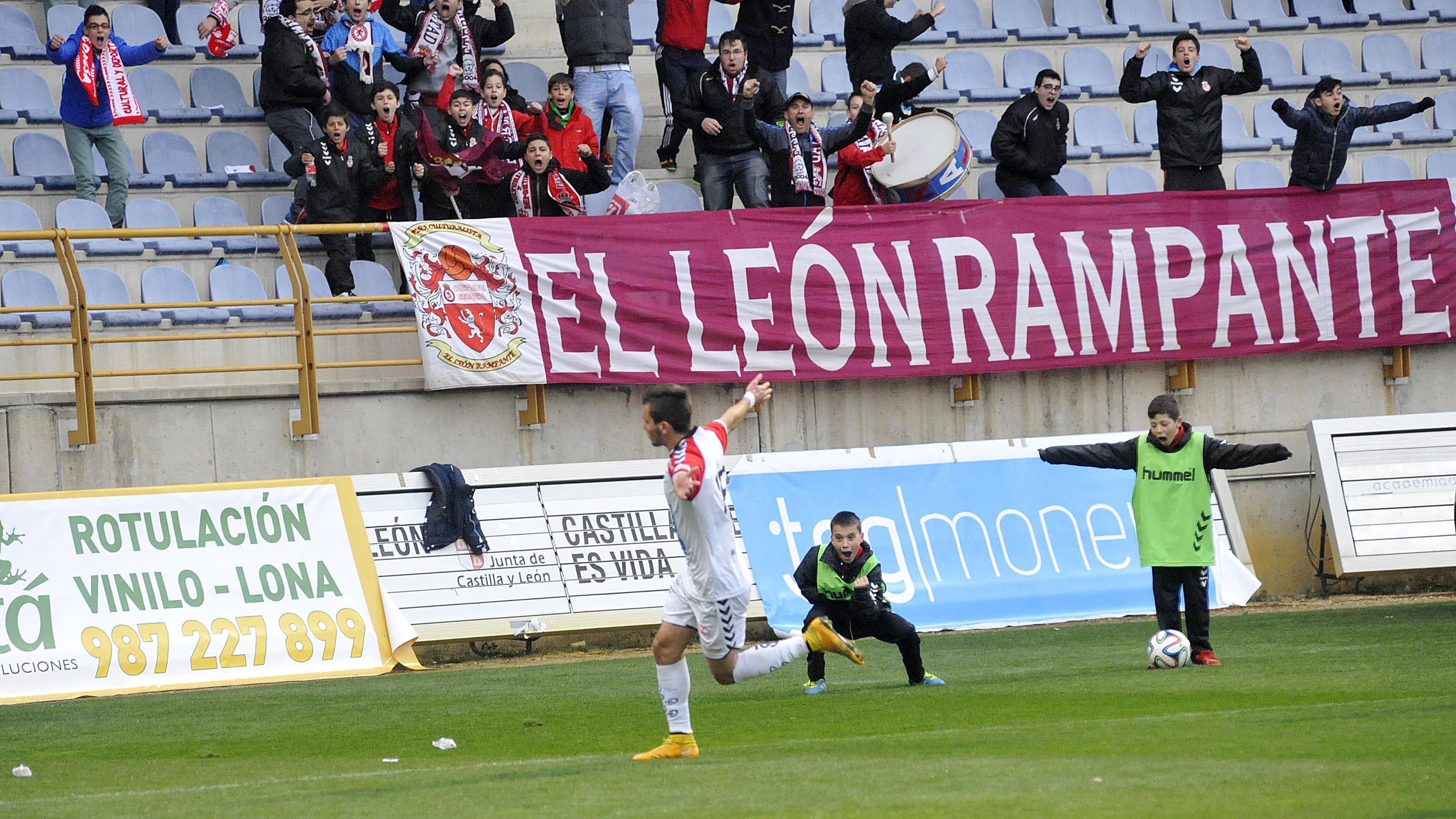 Borja celebra el tercer gol de la Cultural. | DANIEL MARTÍN Borja celebra el tercer gol de la Cultural. | DANIEL MARTÍN