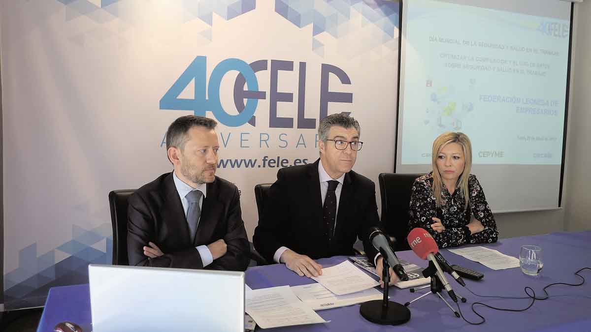 Javier Cepedano, entre Enrique Suárez y Sonia Remo. | DANIEL MARTÍN Javier Cepedano, entre Enrique Suárez y Sonia Remo. | DANIEL MARTÍN