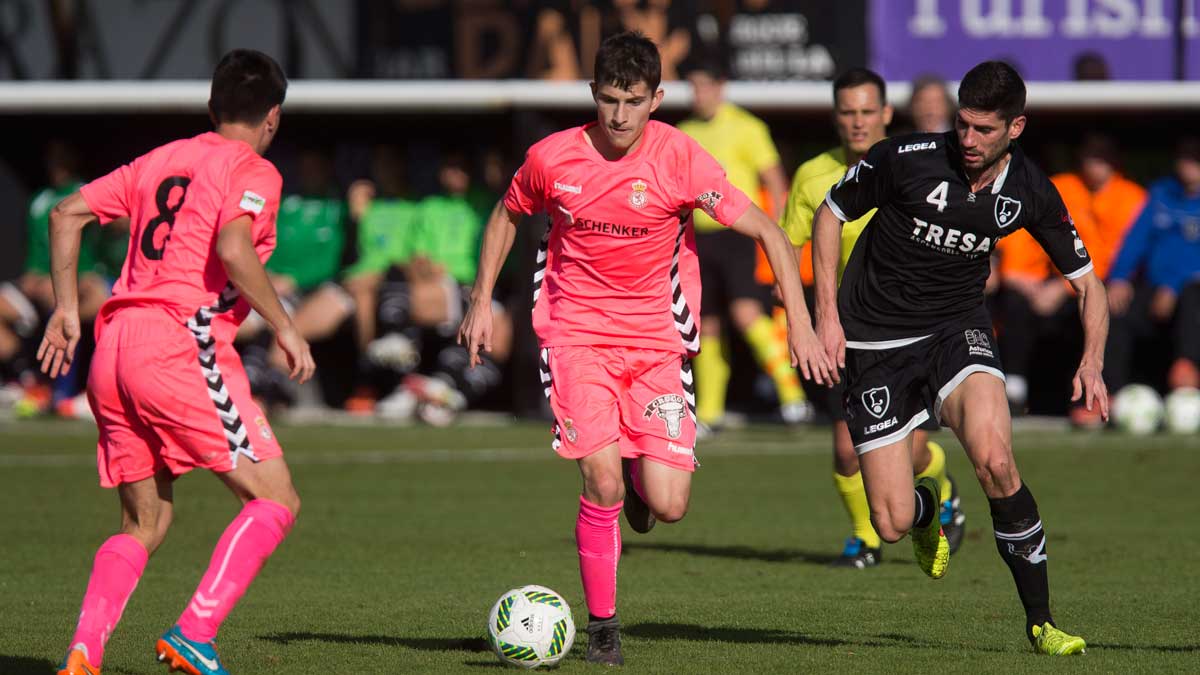 Toni se zafa de un defensor del Lealtad durante el choque de la primera vuelta. | MAURICIO PEÑA Toni se zafa de un defensor del Lealtad durante el choque de la primera vuelta. | MAURICIO PEÑA