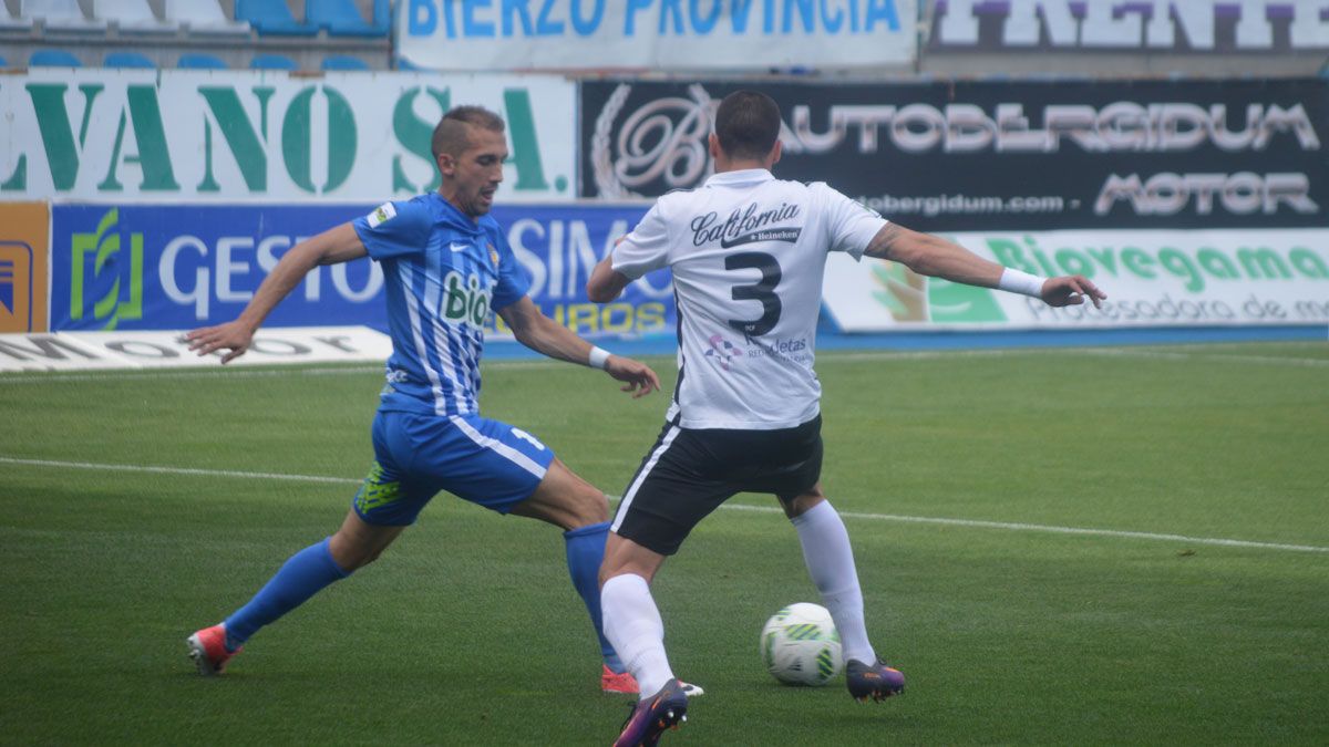 Caiado trata de robar un balón a un jugador del Burgos en el último partido en El Toralín. | A. CARDENAL Caiado trata de robar un balón a un jugador del Burgos en el último partido en El Toralín. | A. CARDENAL