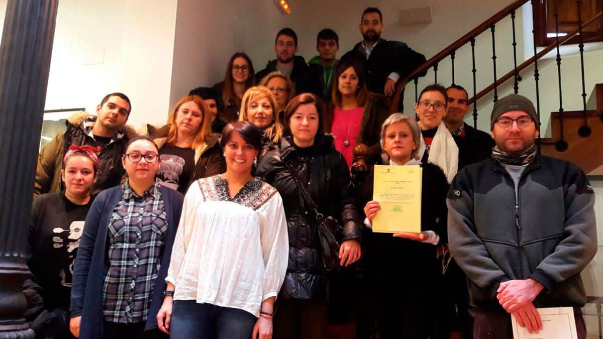 Fin de uno de los cursos del Imfe con los alumnos y la presidenta del Imfe en el centro. | L.N.C. Fin de uno de los cursos del Imfe con los alumnos y la presidenta del Imfe en el centro. | L.N.C.