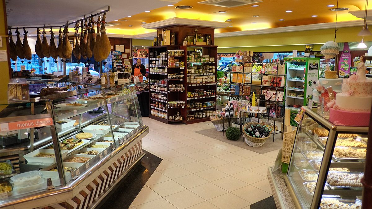 La tienda de Isamar en Alférez Provisional combina frutería, repostería y pastelería, charcutería y platos cocinados. | DANIEL MARTÍN