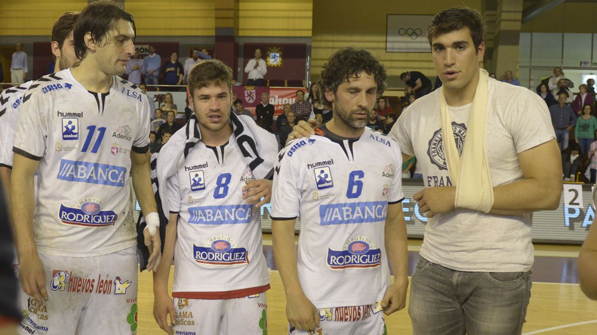 Juanjo Fernández, junto a sus compañeros con el brazo en cabestrillo a la conclusión del partido. | MAURICIO PEÑA Juanjo Fernández, junto a sus compañeros con el brazo en cabestrillo a la conclusión del partido. | MAURICIO PEÑA