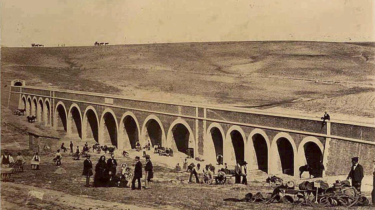 Obras del Canal de Isabel II, en concreto el puente del acueducto de Amaniel.
