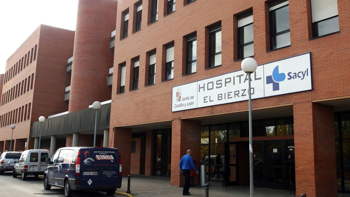 Fachada del Hospital del Bierzo en una imagen de archivo.