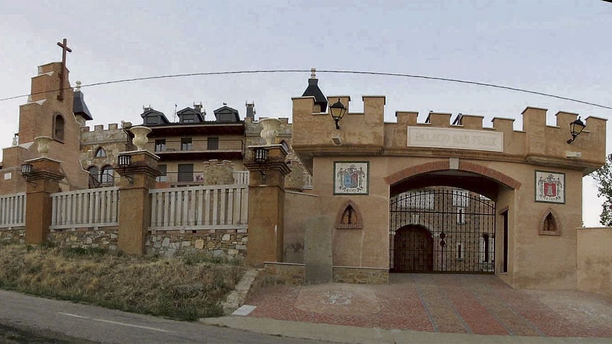 Vista de la fachada del impresionante Palacio de San Félix, en el que puede verse la capilla donde fue enterrado su creador, Benjamín Rojo Blanco.