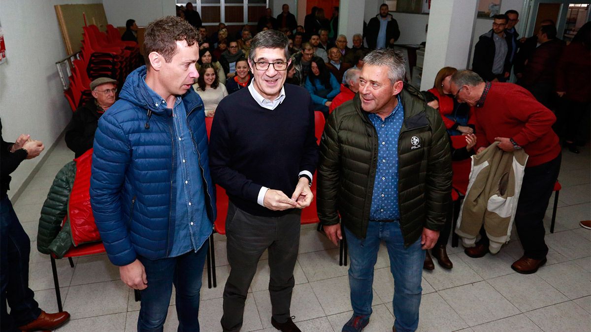 El precandidato a la Secretaría General del PSOE, Patxi López, mantiene un encuentro en Villablino (León) con afiliados socialistas para explicarles el proyecto de su candidatura.| ICAL