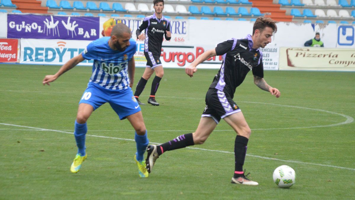 Yuri trata de robar el balón a un jugador del Valladolid B. | A. CARDENAL Yuri trata de robar el balón a un jugador del Valladolid B. | A. CARDENAL