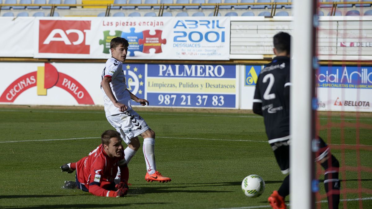 Toni intenta superar a Porrón. | MAURICIO PEÑA Toni intenta superar a Porrón. | MAURICIO PEÑA