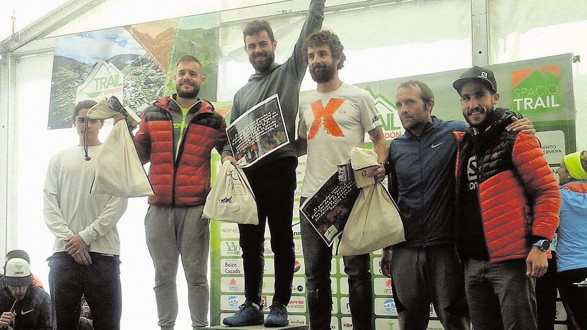 ‘Serpiente multicolor’ en uno de los primeros tramos de la carrera. | E. NIÑO ‘Serpiente multicolor’ en uno de los primeros tramos de la carrera. | E. NIÑO