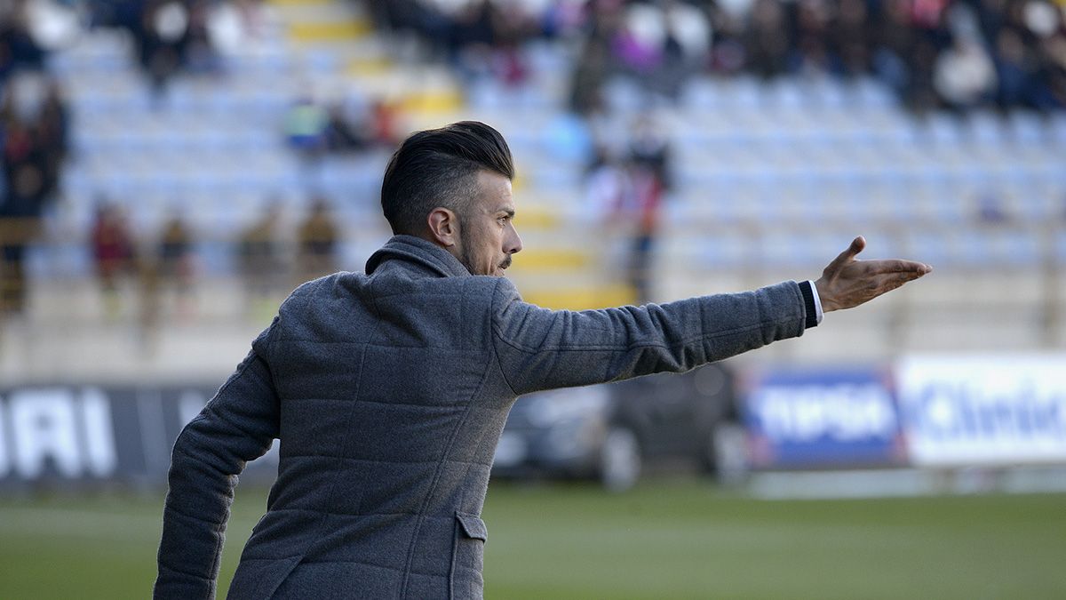 De la Barrera da instrucciones durante el encuentro. | MAURICIO PEÑA De la Barrera da instrucciones durante el encuentro. | MAURICIO PEÑA