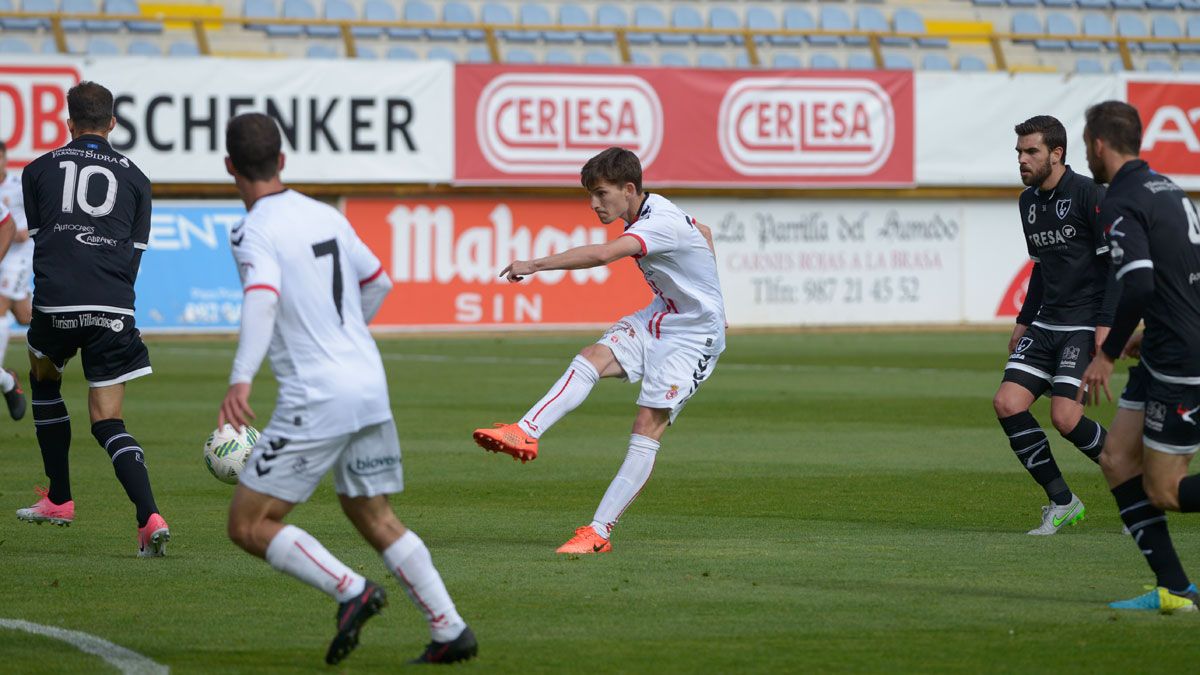 Toni durante el partido ante el Lealtad. | MAURICIO PEÑA Toni durante el partido ante el Lealtad. | MAURICIO PEÑA