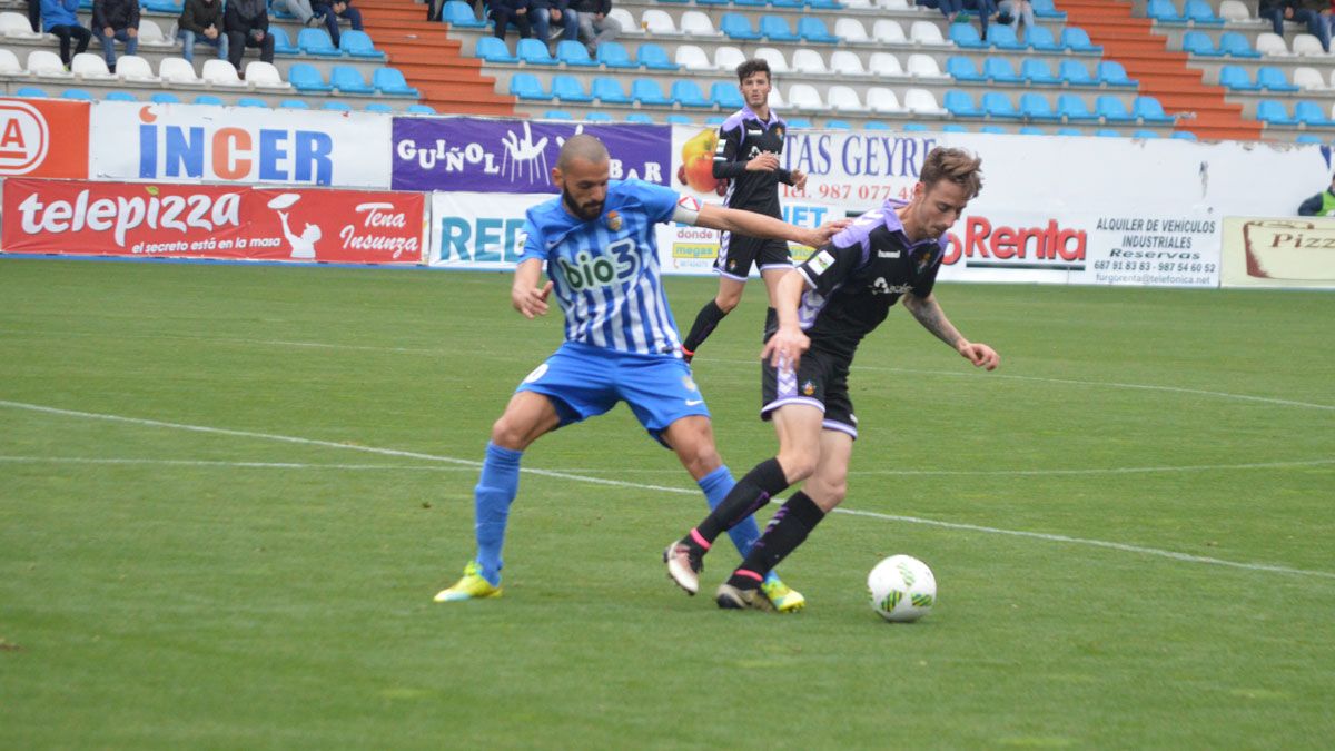 Yuri trata de robar un balón a un jugador del Valladolid B. | A. CARDENAL Yuri trata de robar un balón a un jugador del Valladolid B. | A. CARDENAL