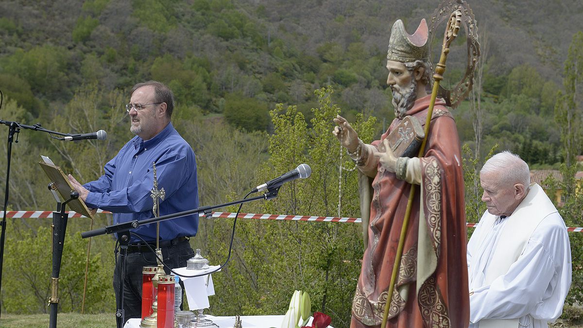 El consejero de Educación, Fernando Rey, en el momento de pronunciar la rogativa a San Froilán. | MAURICIO PEÑA