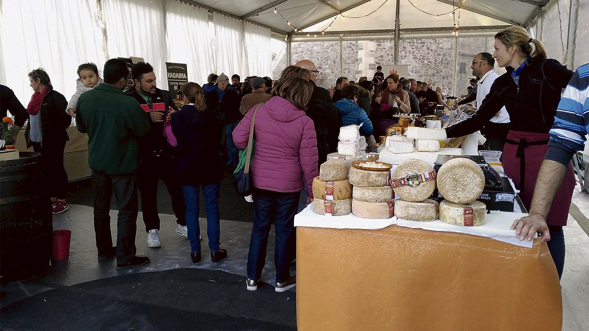 Gran afluencia de gente en el Salón ‘Masqueso’ durante este lunes, su última jornada. | P. FERRERO