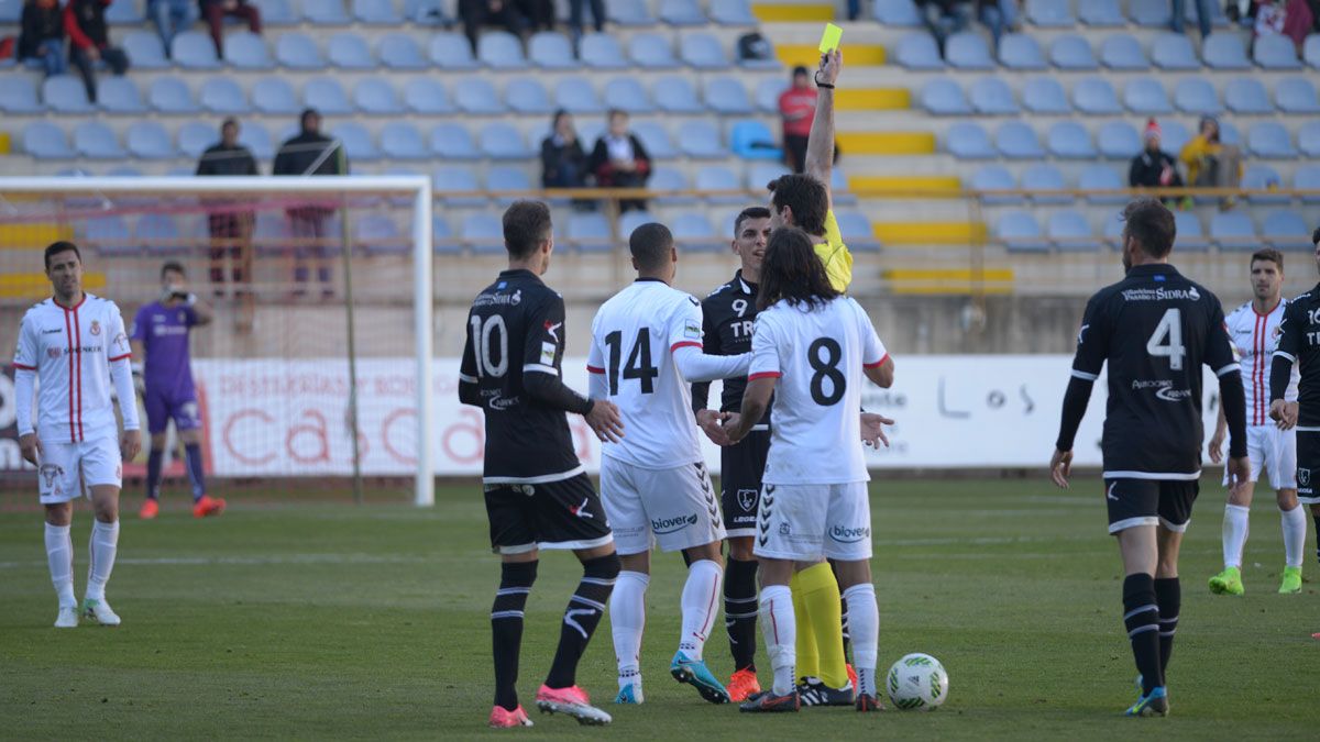 Gianni Zuiverloon vio la amarilla ante el Lealtad y se perderá el partido en Valladolid. | MAURICIO PEÑA Gianni Zuiverloon vio la amarilla ante el Lealtad y se perderá el partido en Valladolid. | MAURICIO PEÑA