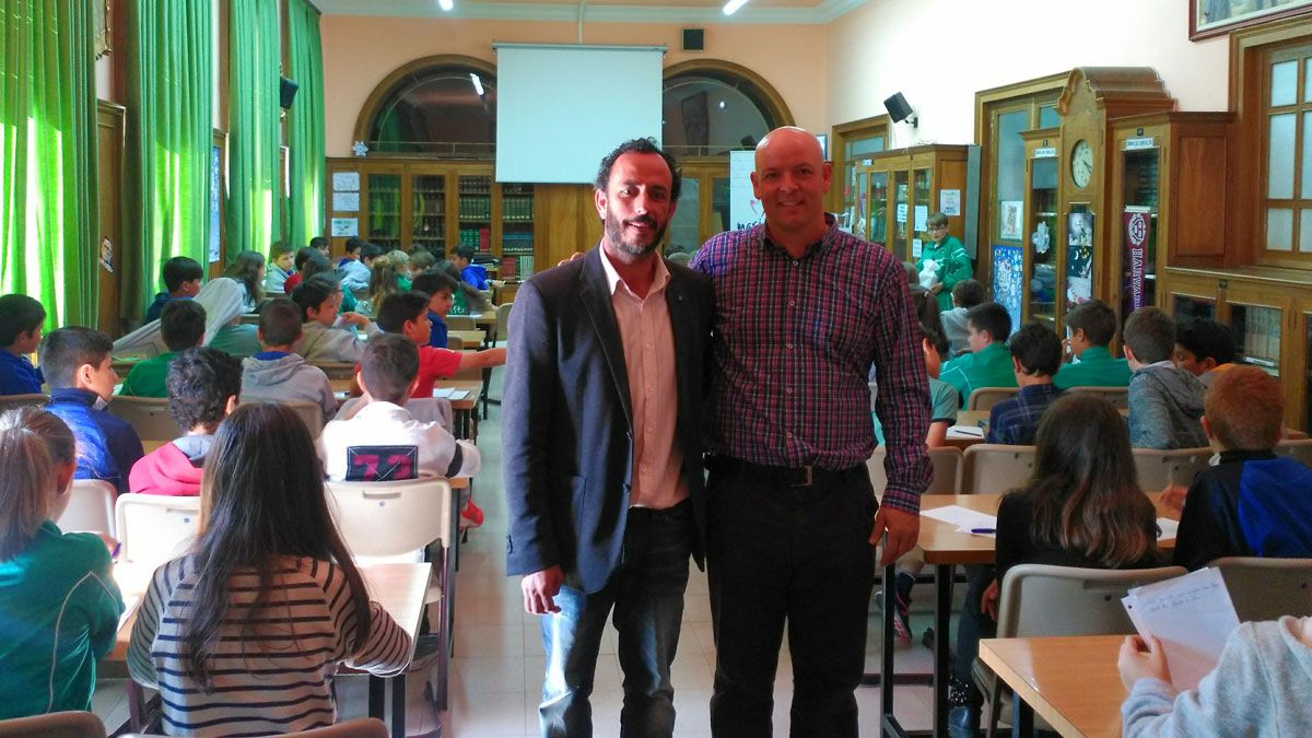 El escritor junto al profesor Eduardo Barrallo. | L.N.C.