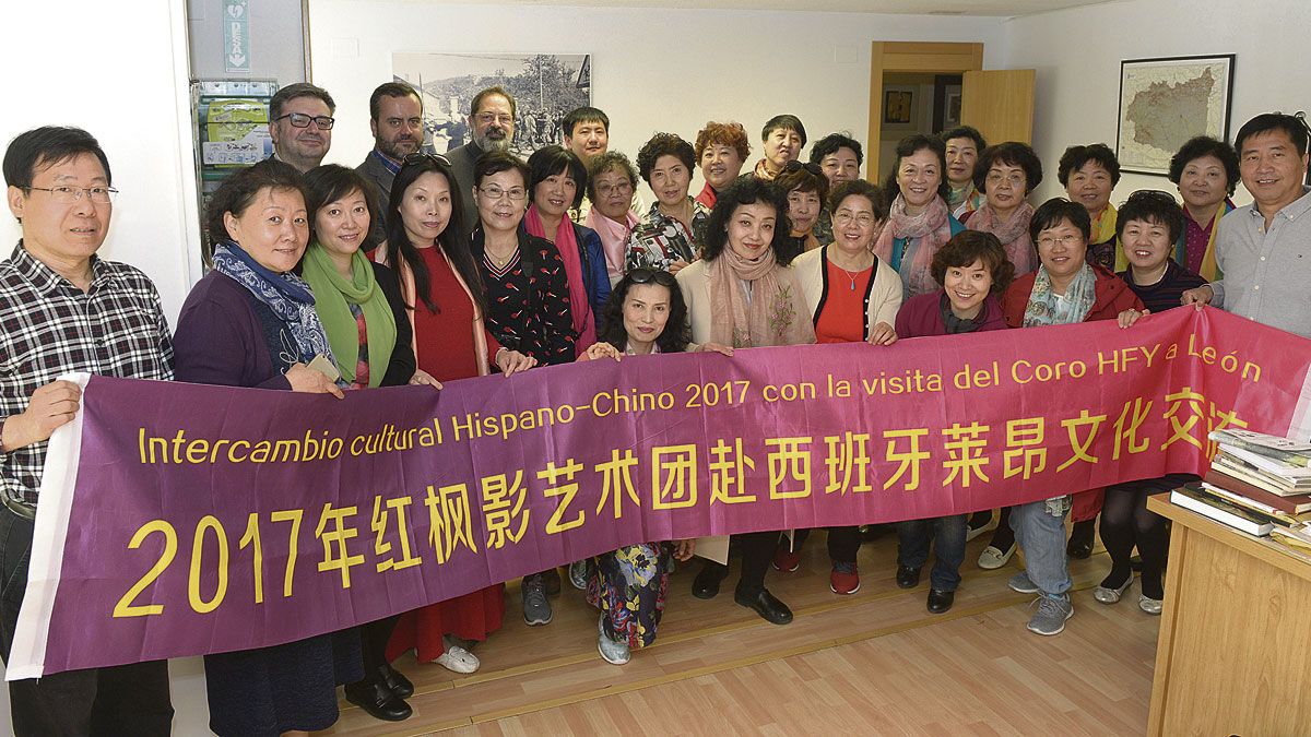 Los componentes de la agrupación coral Hongfeng Ying de Pekín visitaron este martes la redacción de La Nueva Crónica.| MAURICIO PEÑA