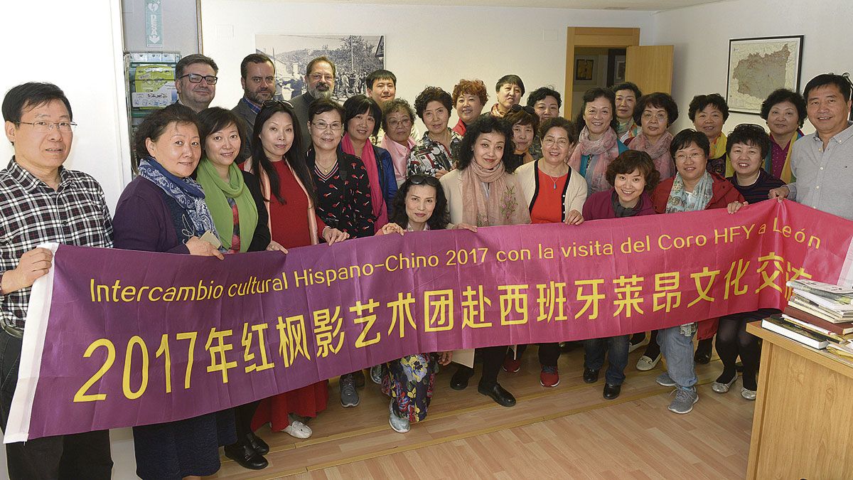 Los componentes de la agrupación coral Hongfeng Ying de Pekín visitaron este martes la redacción de La Nueva Crónica.| MAURICIO PEÑA Los componentes de la agrupación coral Hongfeng Ying de Pekín visitaron este martes la redacción de La Nueva Crónica.| MAURICIO PEÑA