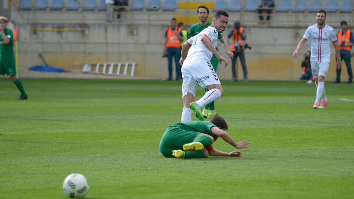 Regalón, durante el choque ante el Ferrol. | MAURICIO PEÑA