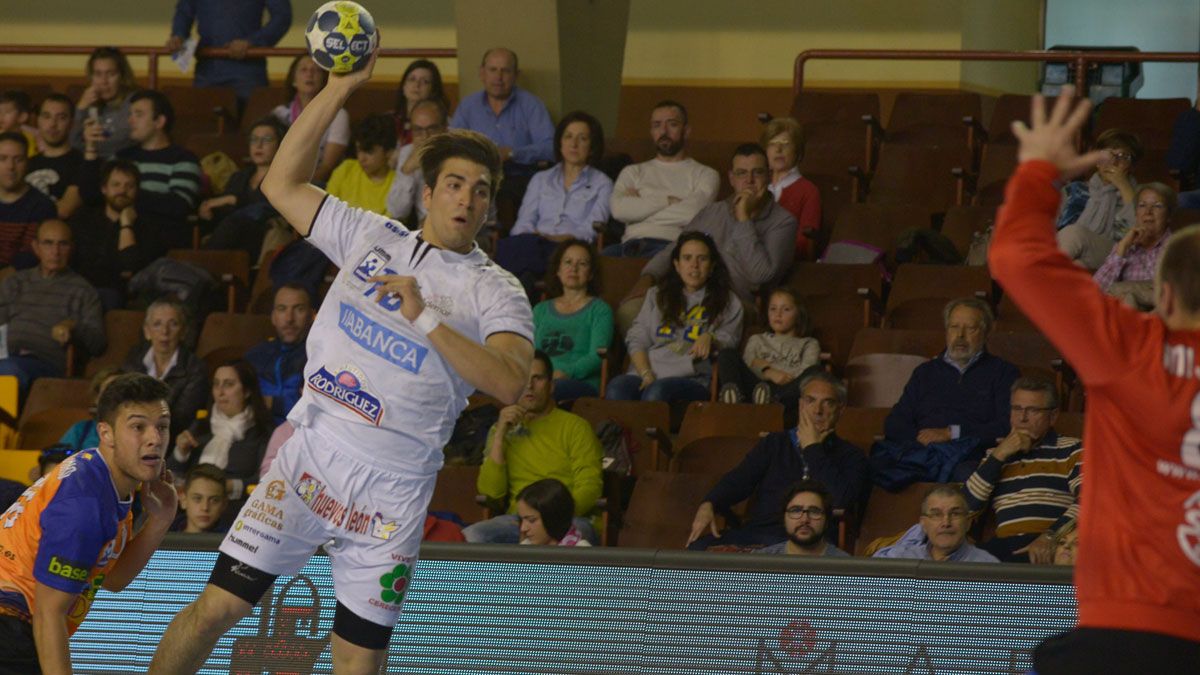 Juanjo Fernández realiza un lanzamiento frente al Benidorm. | MAURICIO PEÑA