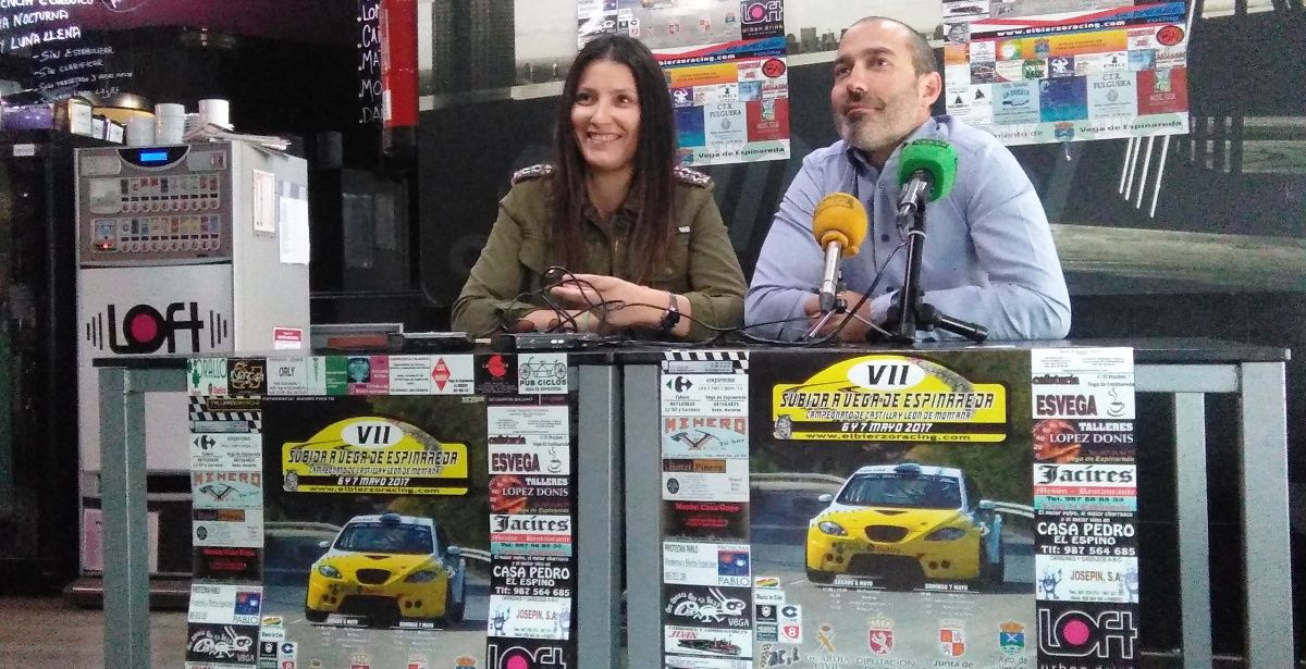 La concejala de Vega Érika López y el organizador del Rally Conrado Fernández.| D.M. La concejala de Vega Érika López y el organizador del Rally Conrado Fernández.| D.M.