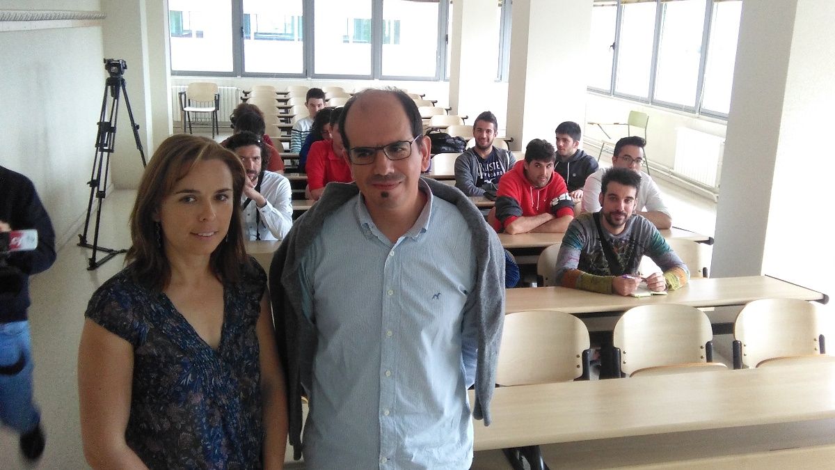 Flor Álvarez y Claudio Paredes, con alumnos de la ESTIA.| D.M.