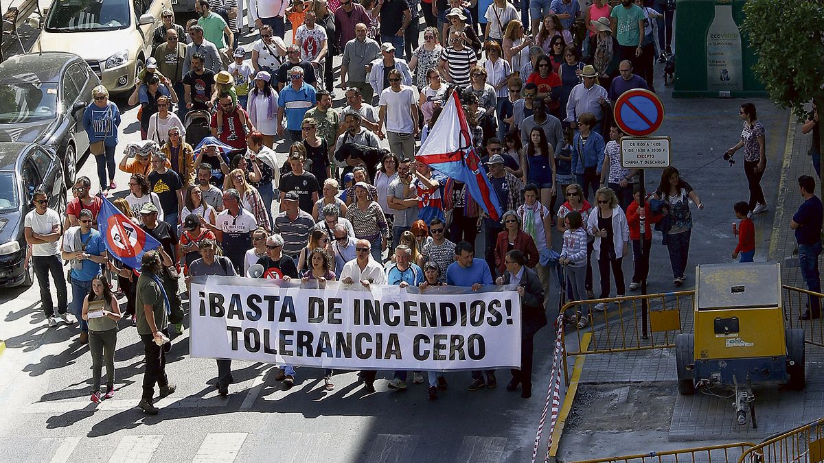 Imagen de la manifestación contra los incendios el pasado 22 de abril en Ponferrada convocada por Bierzo Aire Limpio. | Ical
