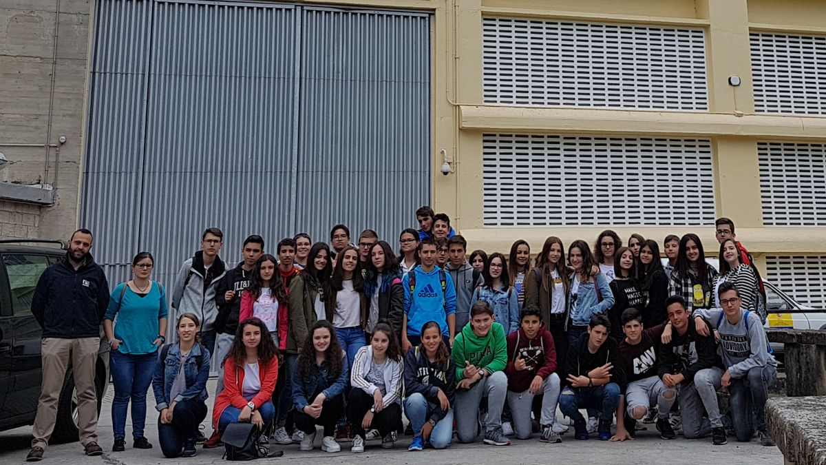 Los alumnos durante su visita a la central.