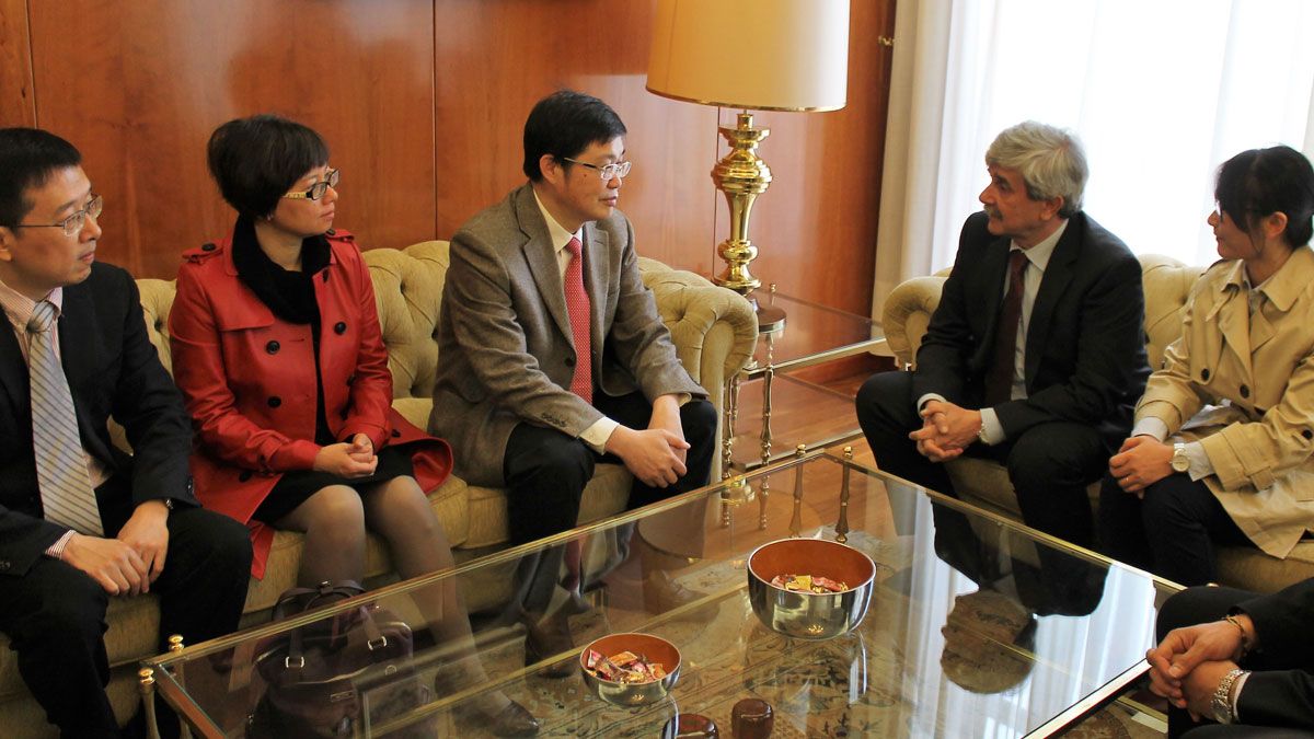 La delegación china con el rector, Juan Francisco García Marín. | L.N.C.
