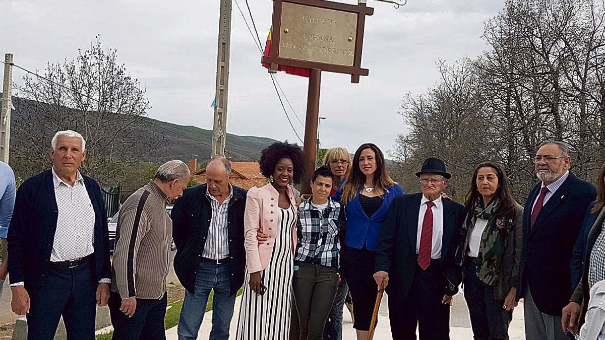 Yohanna Alonso, en el momento en el que se descubría el nombre de la calle que llevará su nombre en La Mata de la Bérbula. | L.N.C.