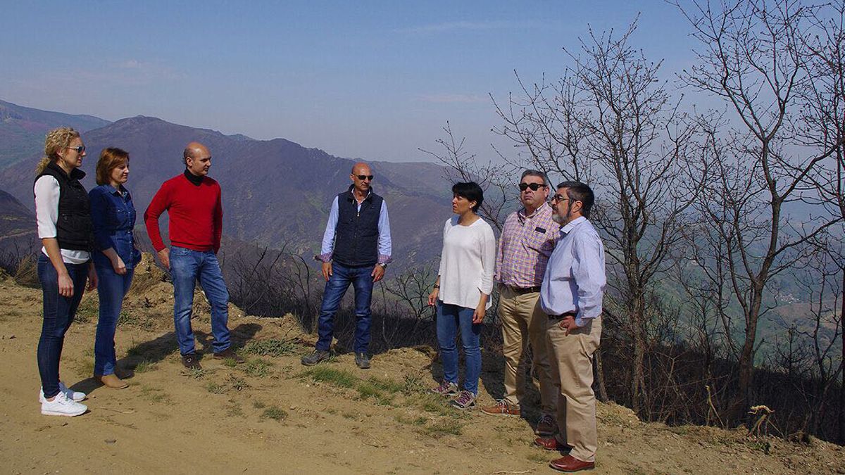 Visita de los líderes de Ciudadanos al Valle del Oza después del incendio. | L.N.C.