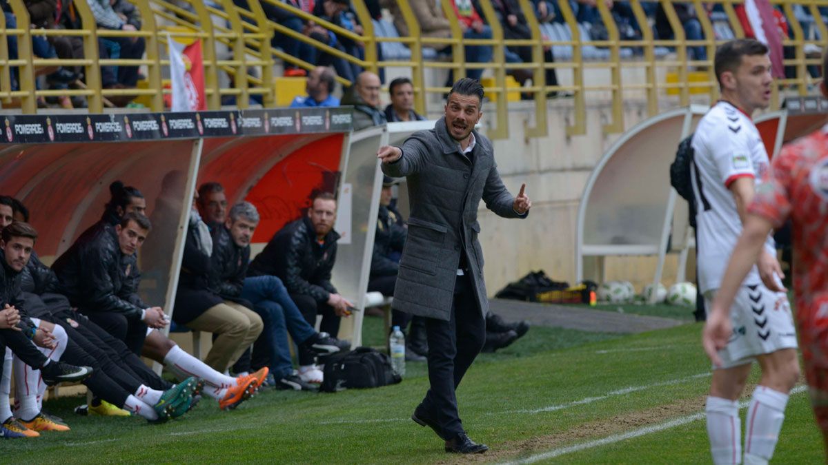 De la Barrera da instrucciones durante un partido en el Reino. | MAURICIO PEÑA