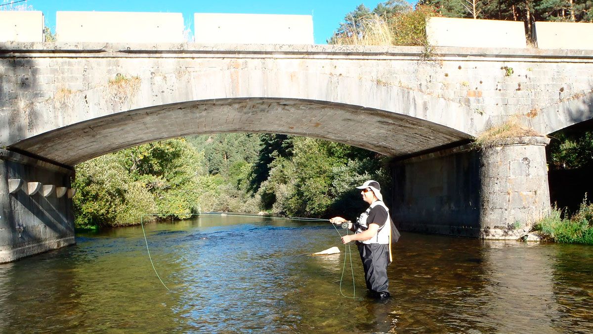 Un pescador, junto a uno de los puentes que cruzan el río Porma. | RODRIGO PRADO NÚÑEZ