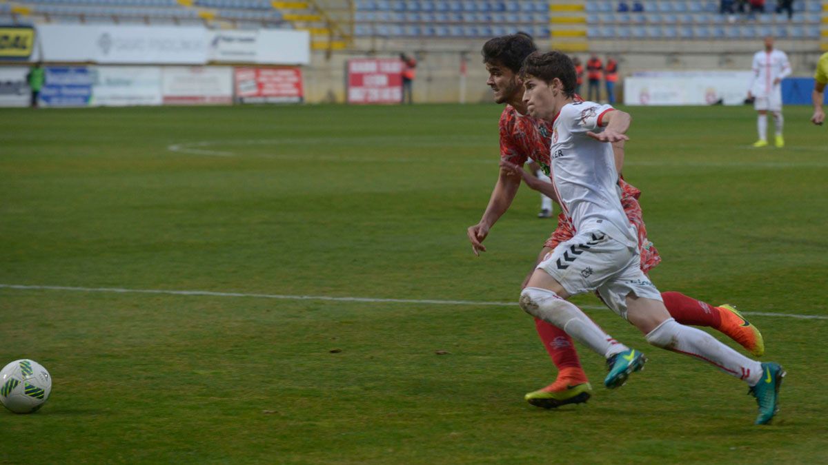 Toni pugna por un balón con un defensor. | MAURICIO PEÑA