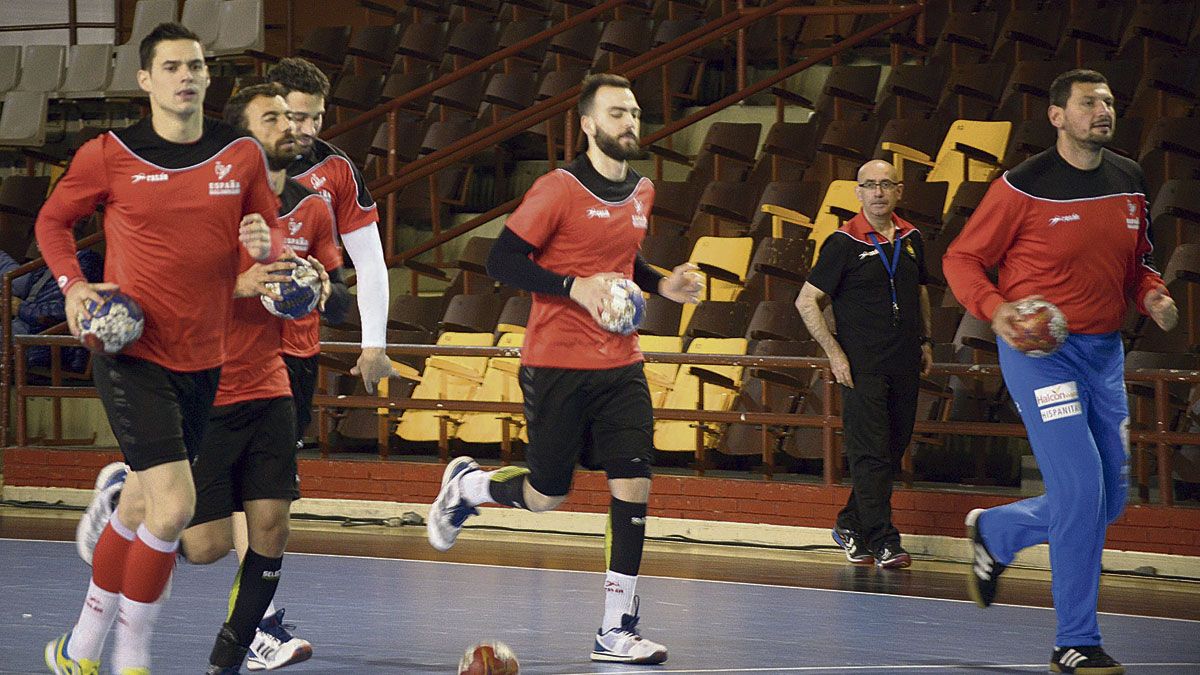 La selección española de balonmano, durante su entrenamiento de este viernes en el Palacio Municipal de Deportes. | MAURICIO PEÑA
