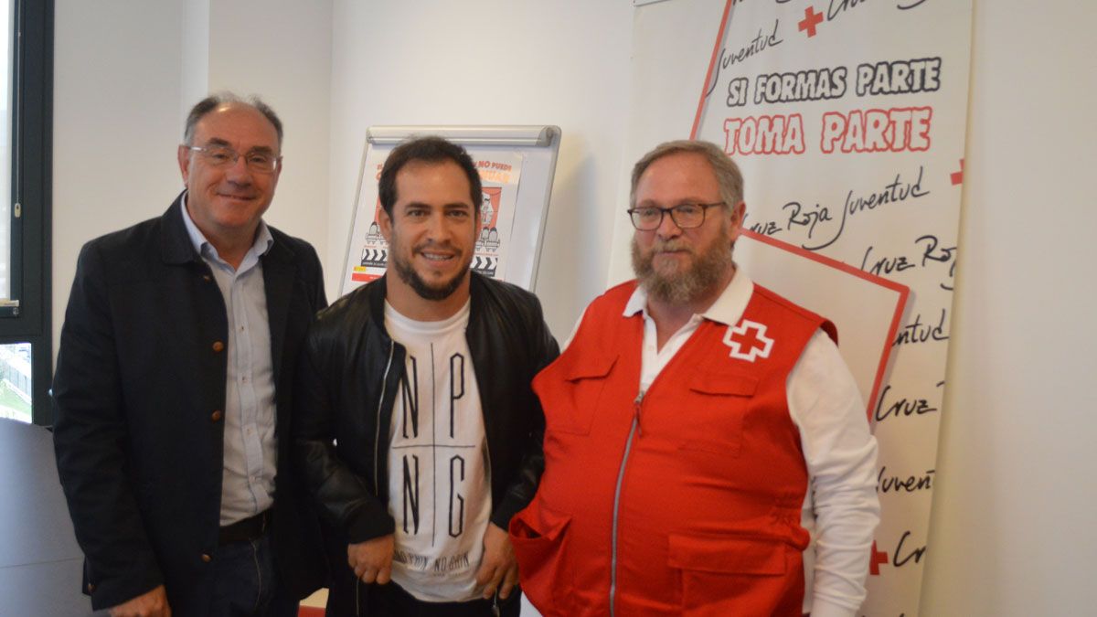 El Langui, junto al concejal de Bienestar Social Sigifredo Benavídes y el presidente de Cruz Roja, José Andrés Rodríguez. | A. CARDENAL
