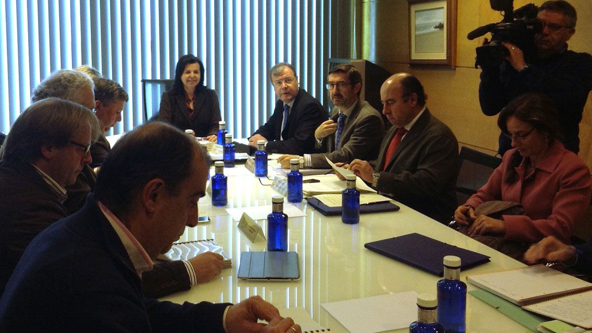 El consejero de Fomento y Medio Ambiente, Antonio Silván, asiste a la Comisión de Gestión del Parque Nacional de Picos de Europa, en Oviedo presidida por la consejera de Agroganaderia de Asturias, María Jesús Álvarez. | ICAL