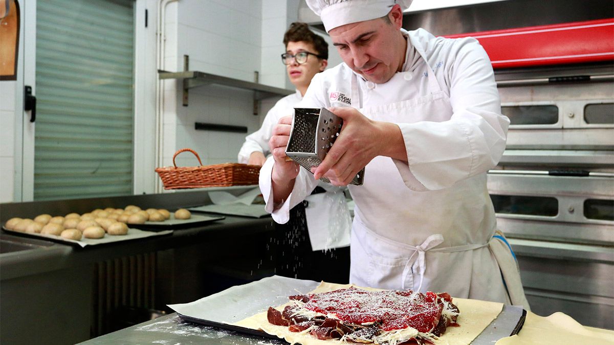 Alumnos del Centro Integrado de Formación Profesional Ciudad de León durante unas prácticas reales en el restaurante pedagógico ubicado en el complejo de San Cayetano. | ICAL
