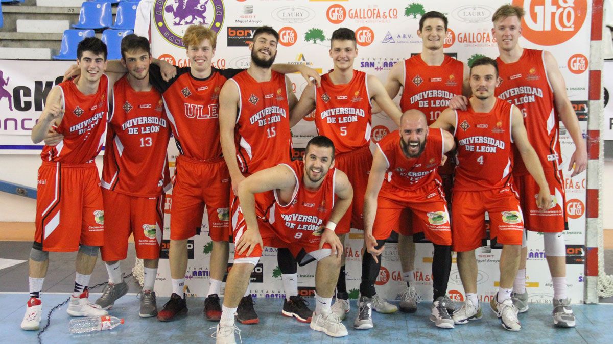 La plantilla del Fundación celebra el pase. | PABLO LANZA (CANTBASKET)