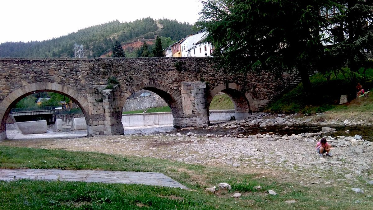 El simbólico puente sobre el río Meruelo de Molinaseca. | D.M.