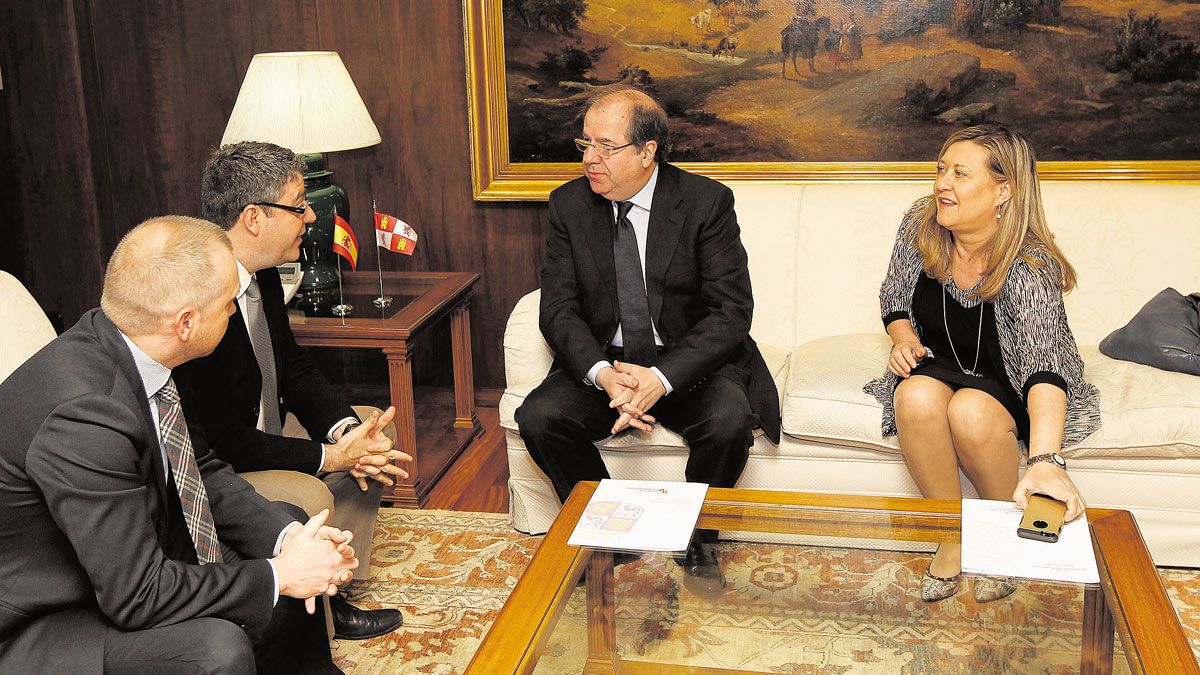 Un instante de la reunión de Álvaro Nadal con Juan Vicente Herrera y Pilar del Olmo. | ICAL