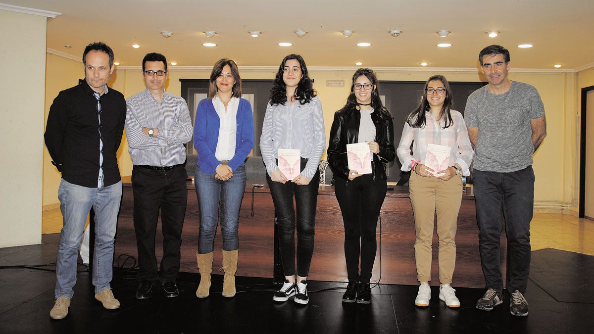Las tres alumnas premiadas posan con el libro en sus manos.