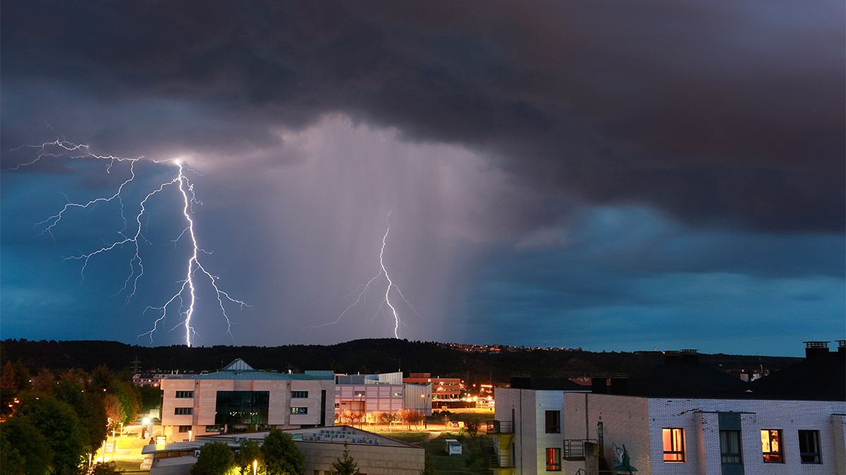Tormenta en la capital leonesa. | CARLOS S. CAMPILLO (ICAL)