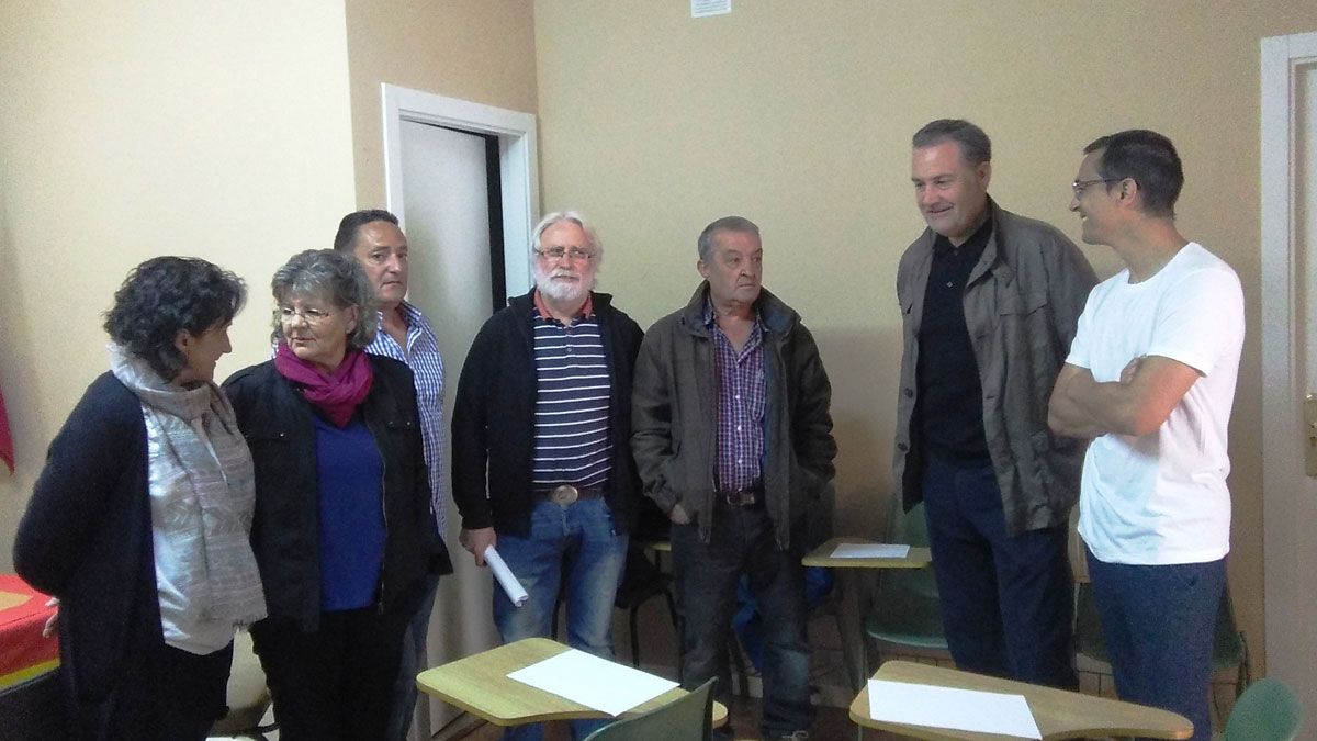 Representantes del comité de Endesa y de IU, antes de la reunión. | D.M.